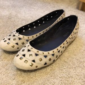 VANELi tan flats w/ metal detail Sz 9.5